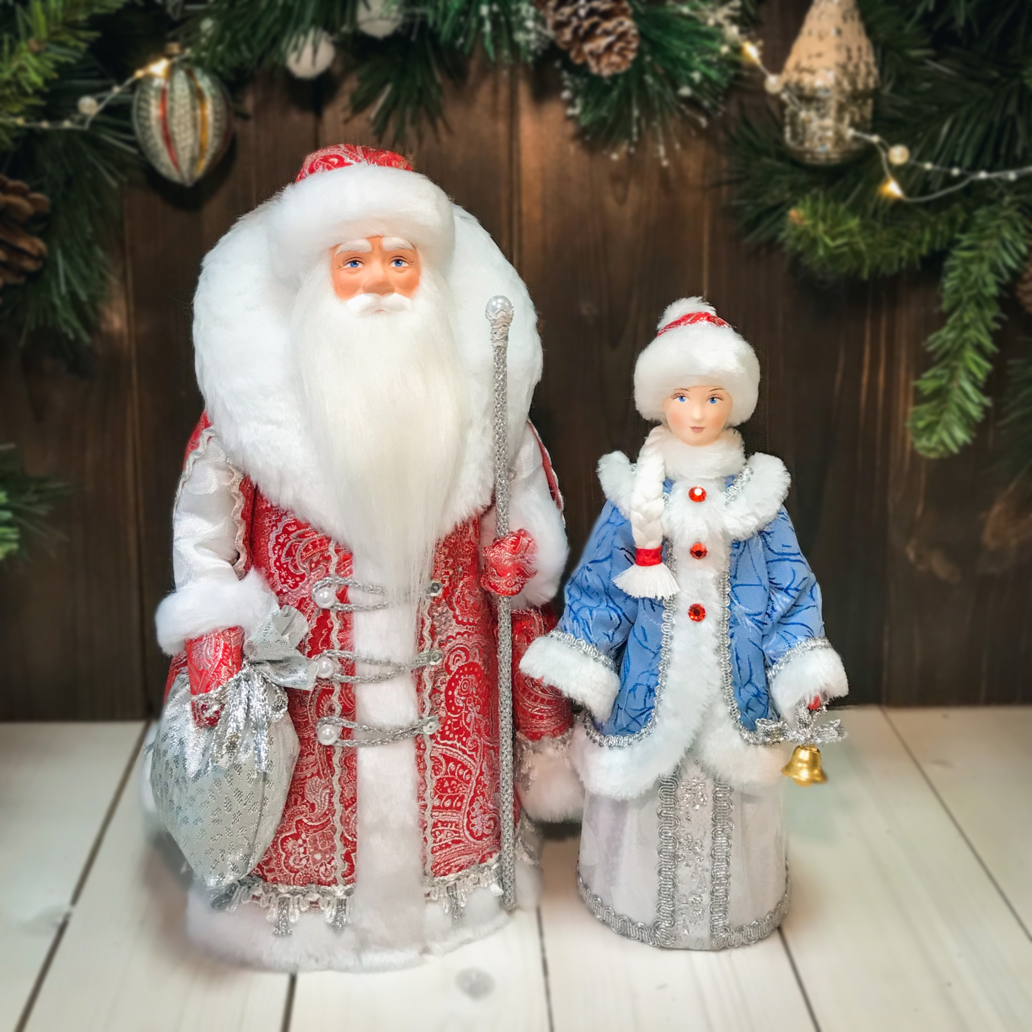 Дед Мороз и Снегурочка с колокльчиком